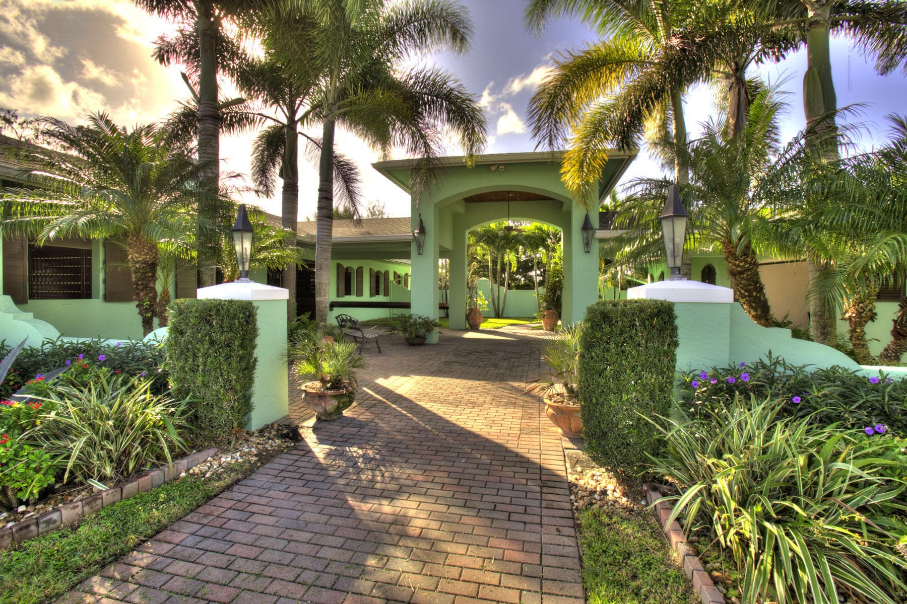 4220 South Shore Boulevard — photo 1