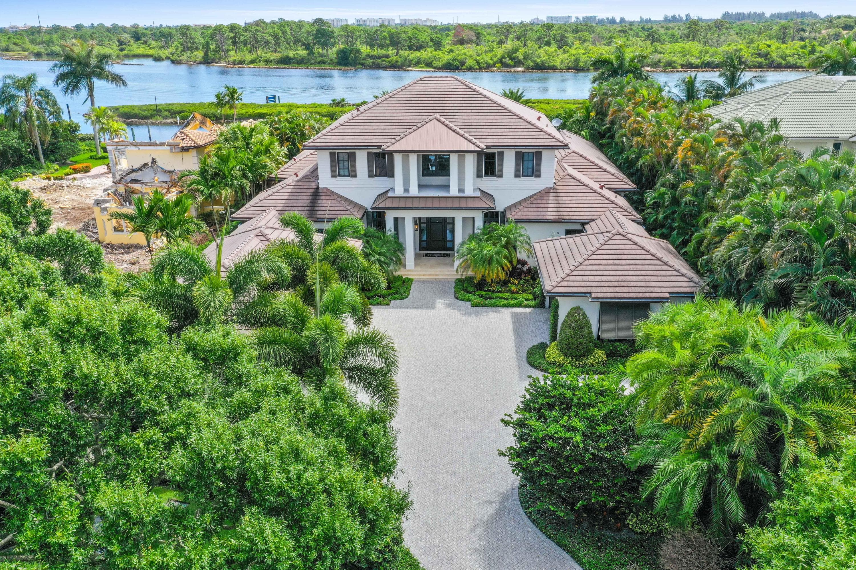 225 Commodore Drive — photo 1