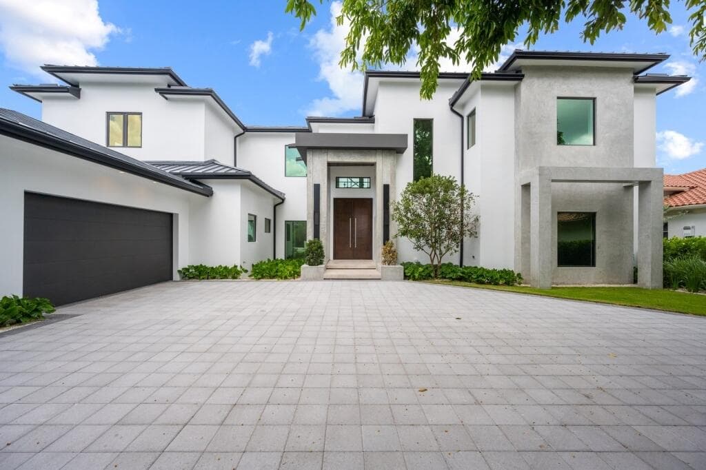 19311 N Riverside Drive — photo 1