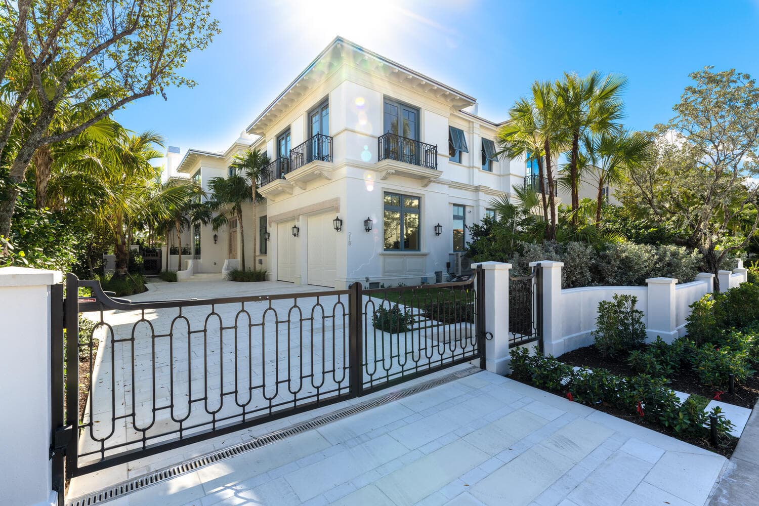 218 Brazilian Avenue — photo 1