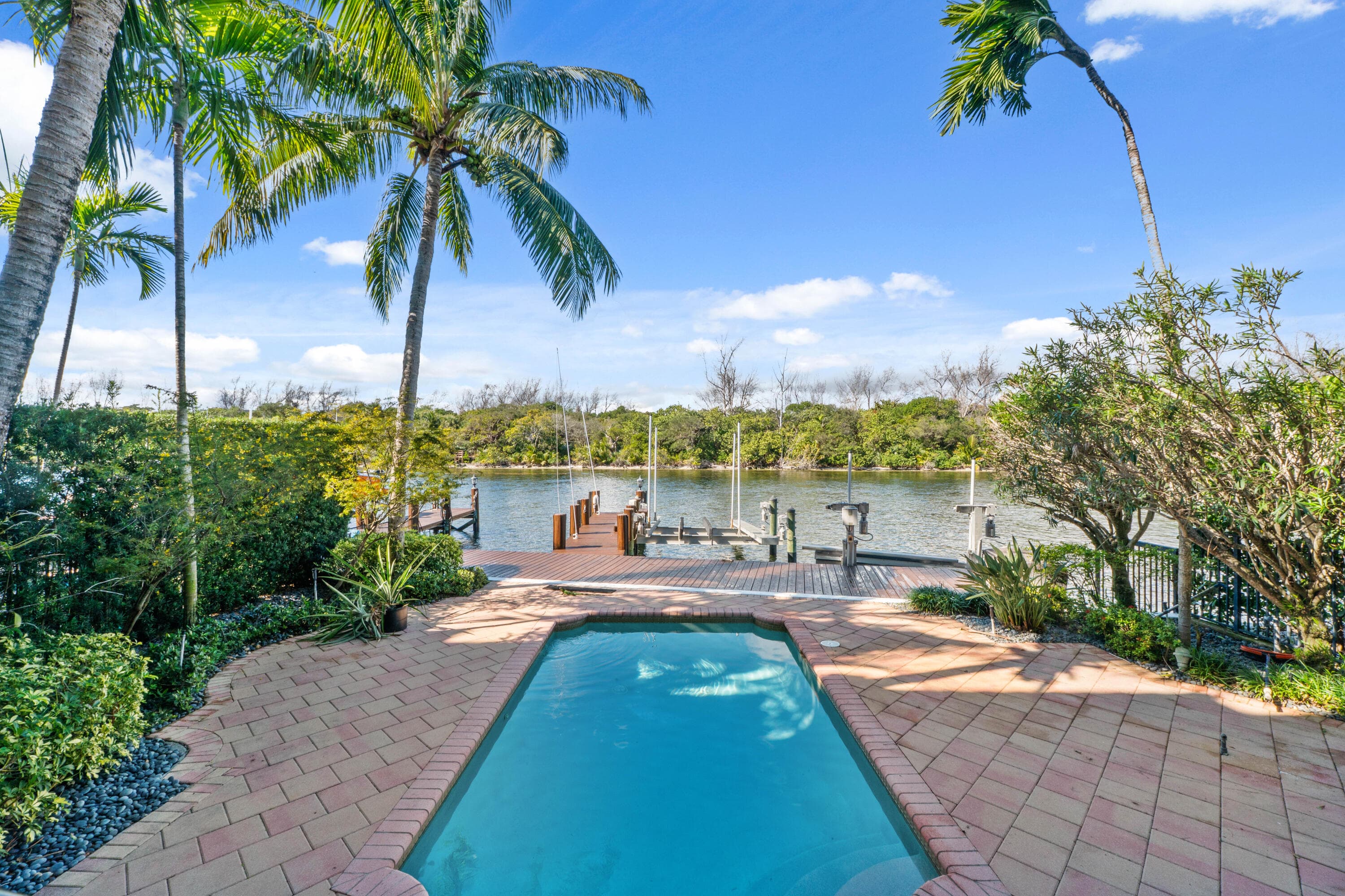 453 NE 19 Avenue — photo 1