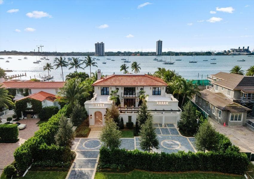 1260 N Lake Way — photo 1