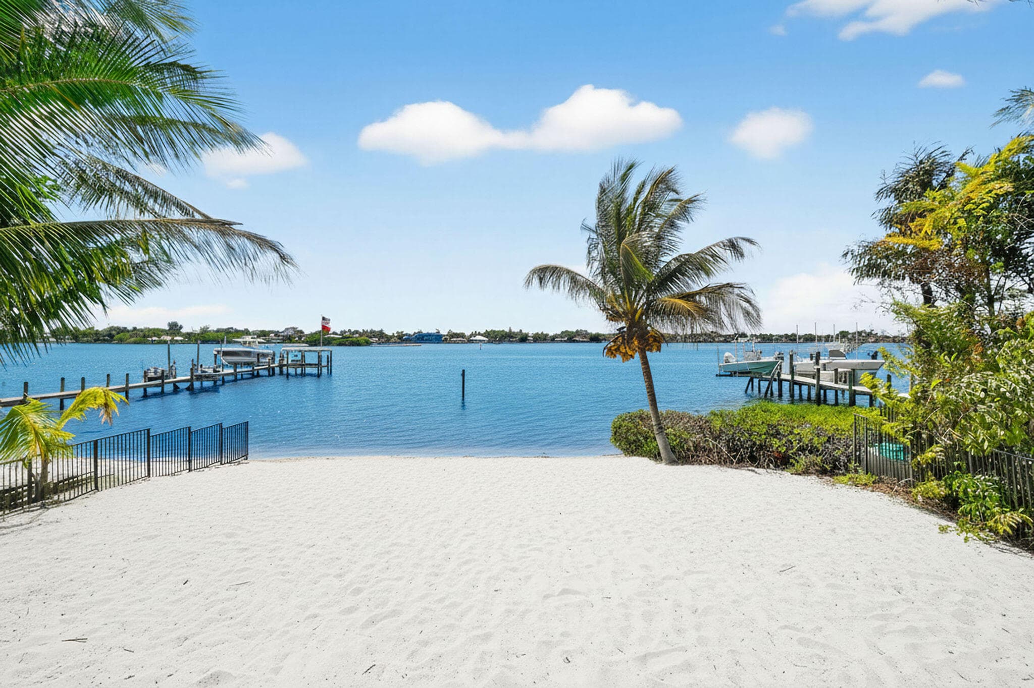 114 W Riverside Drive — photo 1