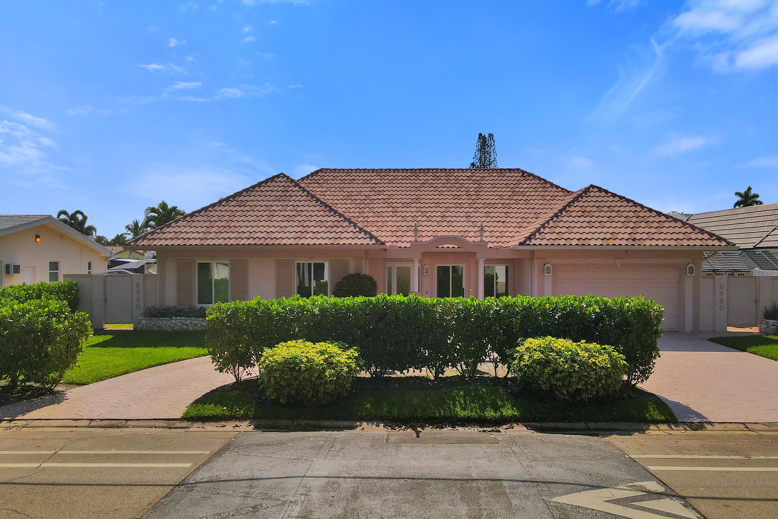 5530 Bayview Drive — photo 1