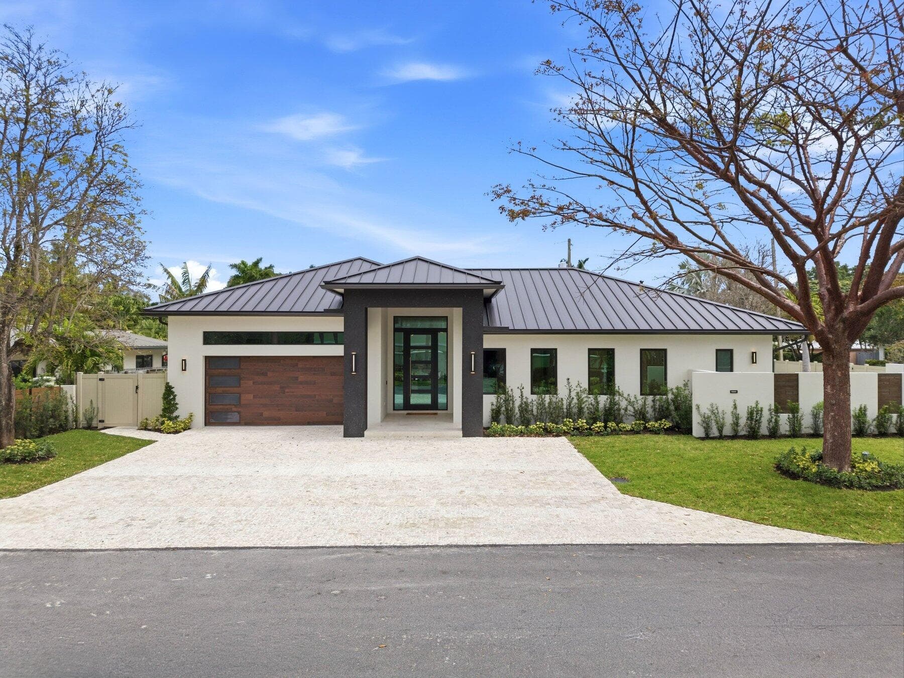 2400 NE 26th Avenue — photo 1